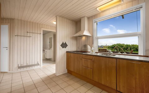 Erland - 500M from the Sea: Gulvbelægning, Etage, Træ, Loft, Indretning, Countertop, Værelse, Køkken, Trægulve, Bejdse