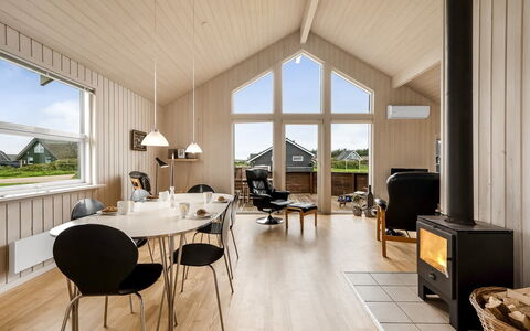 Erland - 500M from the Sea: Træ, Loft, Trægulve, Hårdttræ, Bejdse, Planke, Stue, Lysarmatur, Design, Stol
