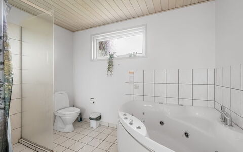 Erland - 500M from the Sea: Gulvbelægning, Etage, Sanitærarmatur, Indretning, Loft, Badeværelse, Vvs, Værelse, Tap, Badekar