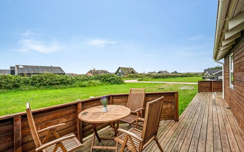 Erland - 500M from the Sea: Himmel, Træ, Land Lot, Hjem, Planke, Sommerhus, Hårdttræ, Bejdse, Trægulve, Eco Hotel