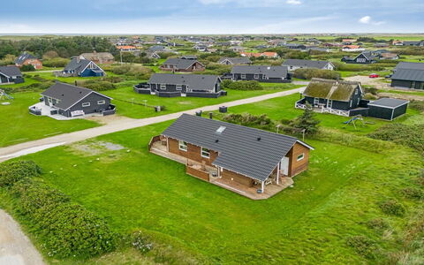 Erland - 500M from the Sea: Møbel, Indretning, Stol, Gulvbelægning, Bord, Udvej, Etage, Loft, Værelse, Eco Hotel