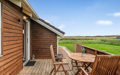 Erland - 500M from the Sea: Møbel, Indretning, Stol, Gulvbelægning, Bord, Udvej, Etage, Loft, Værelse, Eco Hotel