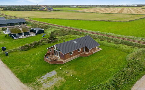 Erland - 500M from the Sea: Møbel, Indretning, Stol, Gulvbelægning, Bord, Udvej, Etage, Loft, Værelse, Eco Hotel