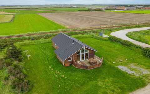 Erland - 500M from the Sea: Møbel, Indretning, Stol, Gulvbelægning, Bord, Udvej, Etage, Loft, Værelse, Eco Hotel