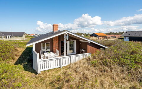 Brigit - 200M from the Sea: Træ, Hus, Sommerhus, Hjem, Tag, Landdistrikt, Sidespor, Bjælkehytte, Garden Bygninger, Hårdttræ