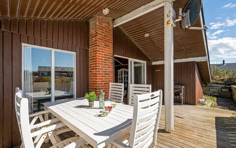 Brigit - 200M from the Sea: Træ, Hus, Sommerhus, Hjem, Tag, Landdistrikt, Sidespor, Bjælkehytte, Garden Bygninger, Hårdttræ