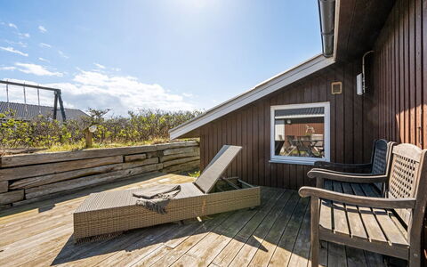 Brigit - 200M from the Sea: Træ, Hus, Sommerhus, Hjem, Tag, Landdistrikt, Sidespor, Bjælkehytte, Garden Bygninger, Hårdttræ