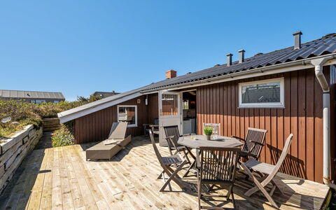 Brigit - 200M from the Sea: Træ, Hus, Sommerhus, Hjem, Tag, Landdistrikt, Sidespor, Bjælkehytte, Garden Bygninger, Hårdttræ