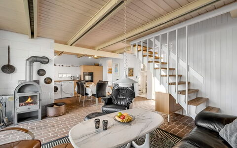 Iines - 200M from the Sea: Indretning, Træ, Gulvbelægning, Møbel, Loft, Etage, Belysning, Stue, Hjem, Værelse