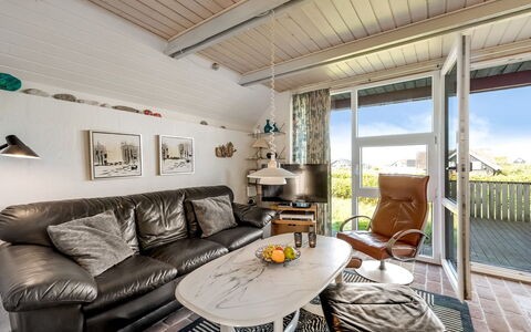 Iines - 200M from the Sea: Møbel, Indretning, Gulvbelægning, Couch, Etage, Træ, Loft, Stue, Stol, Værelse