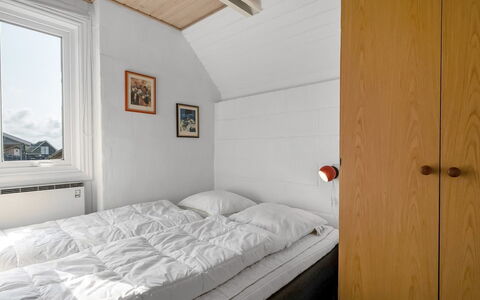 Iines - 200M from the Sea: Væg, Træ, Soveværelse, Etage, Gulvbelægning, Seng, Sengetøj, Loft, Sengetøj, Bed Frame