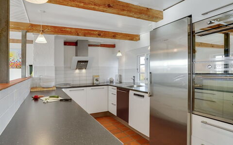 Answald - 250M from the Sea: Køkken, Countertop, Gulvbelægning, Indretning, Møbel, Cabinetry, Køkken Apparat, Træ, Loft, Etage