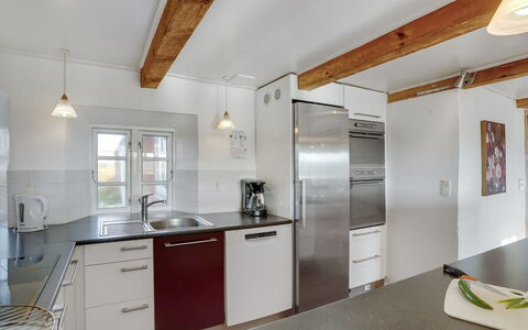 Answald - 250M from the Sea: Køkken, Countertop, Gulvbelægning, Træ, Loft, Indretning, Cabinetry, Køkken Apparat, Køkkenvask, Etage