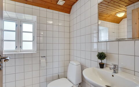 Answald - 250M from the Sea: Sanitærarmatur, Væg, Gulvbelægning, Etage, Håndvask, Træ, Badeværelsesvask, Badeværelse, Indretning, Loft