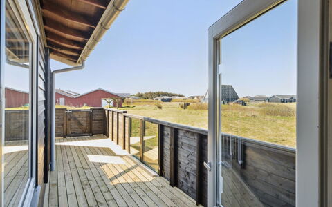 Viveka - 500M from the Sea: Himmel, Træ, Arkitektur, Land Lot, Kompositmateriale, Planke, Dæk, Sommerhus, Hårdttræ, Gelænder