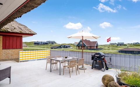 Zora - 100M from the Sea: Bygning, Hus, Træ, Hjem, Tag, Sommerhus, Boligområde, Busk, Arkitektur