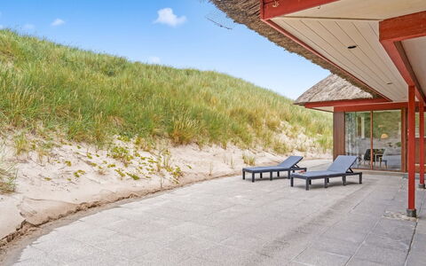 Zora - 100M from the Sea: Bygning, Hus, Træ, Hjem, Tag, Sommerhus, Boligområde, Busk, Arkitektur