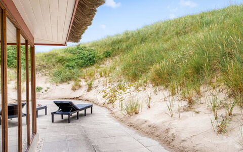 Zora - 100M from the Sea: Bygning, Hus, Træ, Hjem, Tag, Sommerhus, Boligområde, Busk, Arkitektur