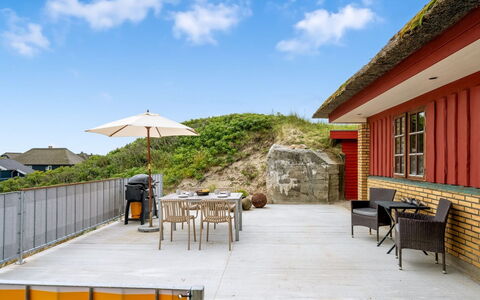 Zora - 100M from the Sea: Bygning, Hus, Træ, Hjem, Tag, Sommerhus, Boligområde, Busk, Arkitektur