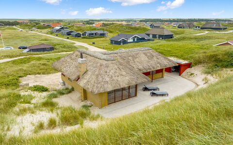 Zora - 100M from the Sea: Træ, Hus, Sommerhus, Hjem, Tag, Landdistrikt, Sidespor, Bjælkehytte, Garden Bygninger, Hårdttræ