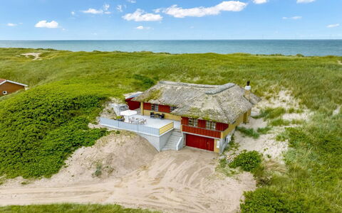 Zora - 100M from the Sea: Træ, Hus, Sommerhus, Hjem, Tag, Landdistrikt, Sidespor, Bjælkehytte, Garden Bygninger, Hårdttræ