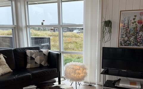 Mauri - 350M from the Sea: Møbel, Indretning, Træ, Gulvbelægning, Etage, Stue, Hjem, Belysning, Værelse, Lejlighed