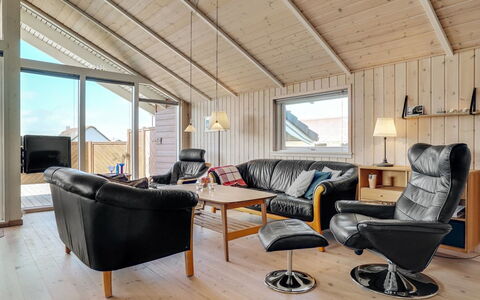 Horsten - 350M from the Sea: Træ, Loft, Hjem, Møbel, Sommerhus, Hårdttræ, Trægulve, Stol, Planke, Stue