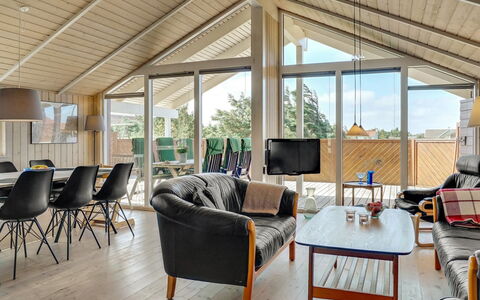 Horsten - 350M from the Sea: Træ, Hjem, Sommerhus, Loft, Indretning, Møbel, Veranda, Dør, Hårdttræ, Stol