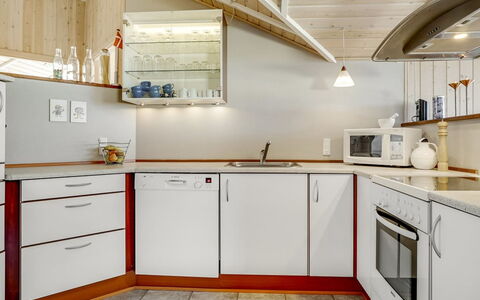 Horsten - 350M from the Sea: Køkken, Indretning, Gulvbelægning, Træ, Køkken Apparat, Countertop, Loft, Større Bandage, Cabinetry, Lysarmatur