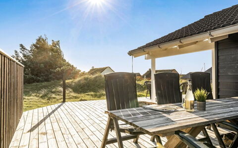 Horsten - 350M from the Sea: Himmel, Træ, Veranda, Hjem, Møbel, Sommerhus, Dæk, Planke, Hårdttræ, Udendørs Møbler