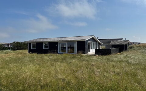 Bera - 250M from the Sea: Bygning, Hus, Træ, Hjem, Tag, Sommerhus, Boligområde, Busk, Arkitektur