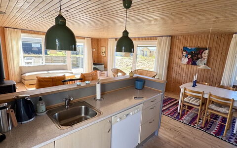Bera - 250M from the Sea: Bygning, Hus, Træ, Hjem, Tag, Sommerhus, Boligområde, Busk, Arkitektur