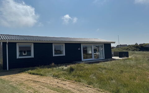 Bera - 250M from the Sea: Bygning, Hus, Træ, Hjem, Tag, Sommerhus, Boligområde, Busk, Arkitektur