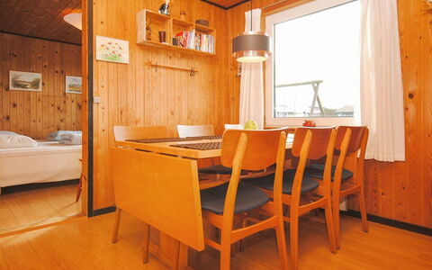 Gisela - 250M from the Sea: Bygning, Hus, Træ, Hjem, Tag, Sommerhus, Boligområde, Busk, Arkitektur