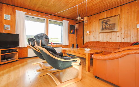 Gisela - 250M from the Sea: Bygning, Hus, Træ, Hjem, Tag, Sommerhus, Boligområde, Busk, Arkitektur