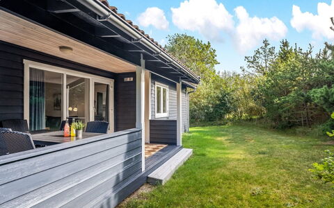Lökea - 800M from the Sea: Tag, Hus, Hjem, Sommerhus, Sidespor, Estate, Indkørsel, Garden Bygninger, Gård, Skur