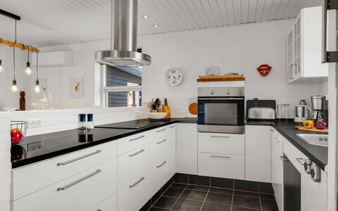 Örjan - 400M from the Sea: Køkken, Countertop, Køkken Apparat, Cabinetry, Større Bandage, Gulvbelægning, Husholdningsapparat, Indretning, Loft, Komfur