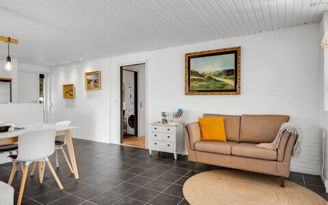 Örjan - 400M from the Sea: Gulvbelægning, Indretning, Væg, Etage, Møbel, Loft, Træ, Couch, Billedramme, Stue