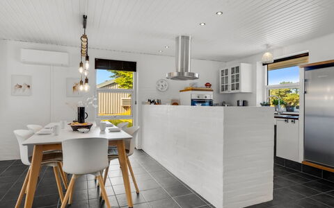 Örjan - 400M from the Sea: Møbel, Gulvbelægning, Indretning, Træ, Køkken, Loft, Countertop, Etage, Køkken & Spisebord, Belysning