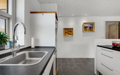 Örjan - 400M from the Sea: Gulvbelægning, Træ, Loft, Countertop, Indretning, Køkken, Etage, Cabinetry, Husholdningsapparat, Sanitærarmatur