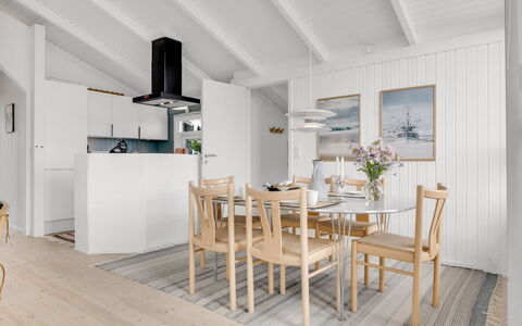 Laurentius - 300M from the Sea: Gulvbelægning, Træ, Etage, Indretning, Møbel, Trægulve, Loft, Køkken & Spisebord, Spisestue, Stol