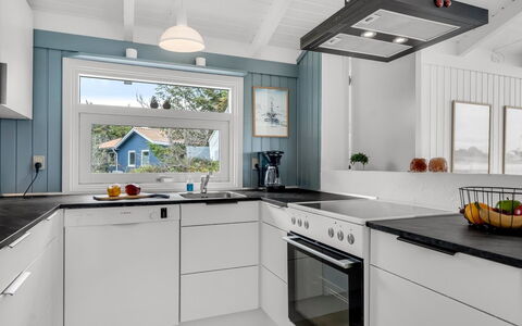 Laurentius - 300M from the Sea: Køkken, Countertop, Køkken Apparat, Gulvbelægning, Cabinetry, Større Bandage, Indretning, Husholdningsapparat, Etage, Komfur