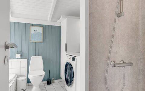 Laurentius - 300M from the Sea: Sanitærarmatur, Gulvbelægning, Badeværelse, Etage, Toilet, Indretning, Vvs, Toiletbræt, Håndvask, Tap