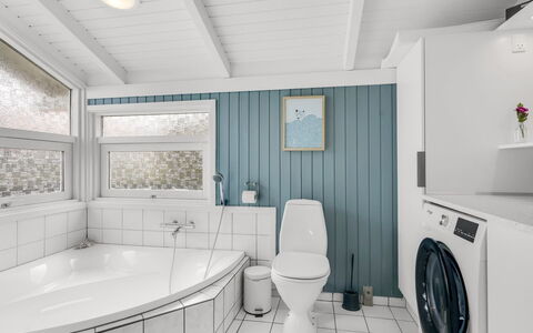 Laurentius - 300M from the Sea: Indretning, Gulvbelægning, Sanitærarmatur, Loft, Etage, Tap, Håndvask, Badeværelse, Vvs, Hjem