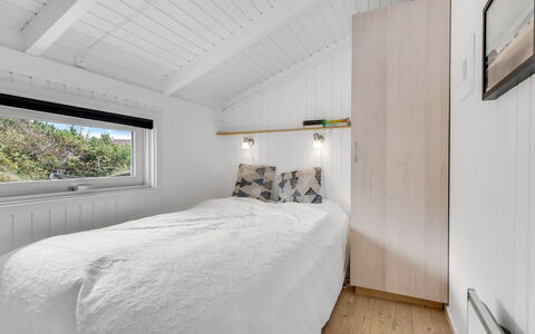 Laurentius - 300M from the Sea: Træ, Soveværelse, Loft, Indretning, Etage, Gulvbelægning, Seng, Værelse, Sengetøj, Sengetøj