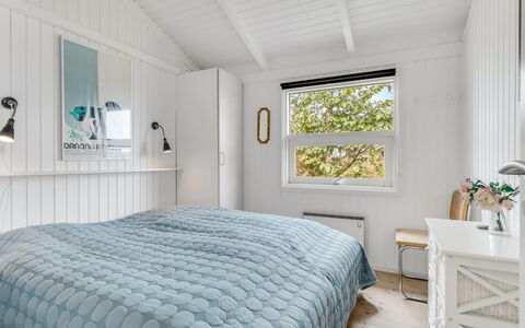 Laurentius - 300M from the Sea: Soveværelse, Seng, Indretning, Træ, Sengetøj, Sengetøj, Sengetøj, Loft, Møbel, Etage