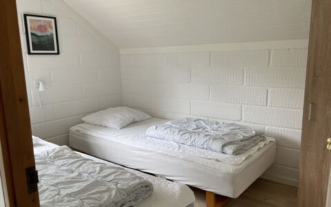 Felicia - 800M from the Sea: Træ, Gulvbelægning, Etage, Soveværelse, Seng, Sengetøj, Værelse, Bed Frame, Sengetøj