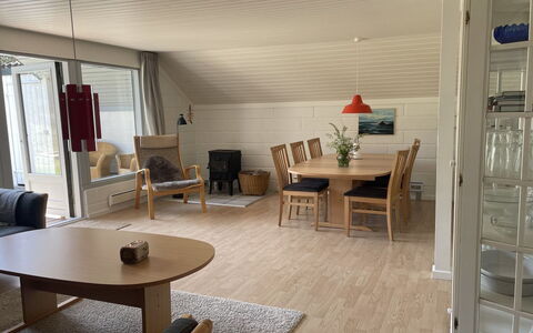 Felicia - 800M from the Sea: Møbel, Gulvbelægning, Indretning, Etage, Træ, Loft, Trægulve, Stol, Værelse, Stue