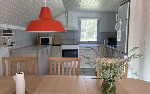 Felicia - 800M from the Sea: Møbel, Gulvbelægning, Indretning, Etage, Træ, Loft, Køkken, Countertop, Lysarmatur, Stol