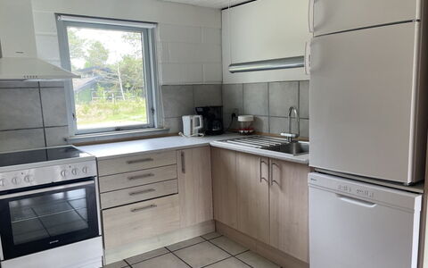 Felicia - 800M from the Sea: Køkken Apparat, Køkken, Større Bandage, Gulvbelægning, Træ, Cabinetry, Countertop, Husholdningsapparat, Etage, Møbel
